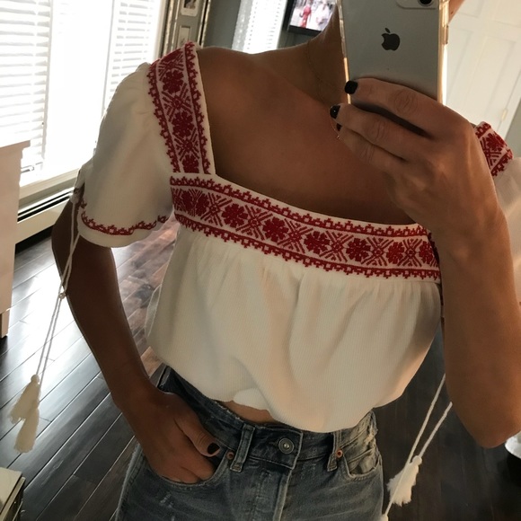 Tops - NWOT embroidered white red crop top size medium